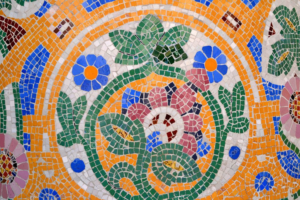 Façade moderniste et mosaïques colorées en Espagne