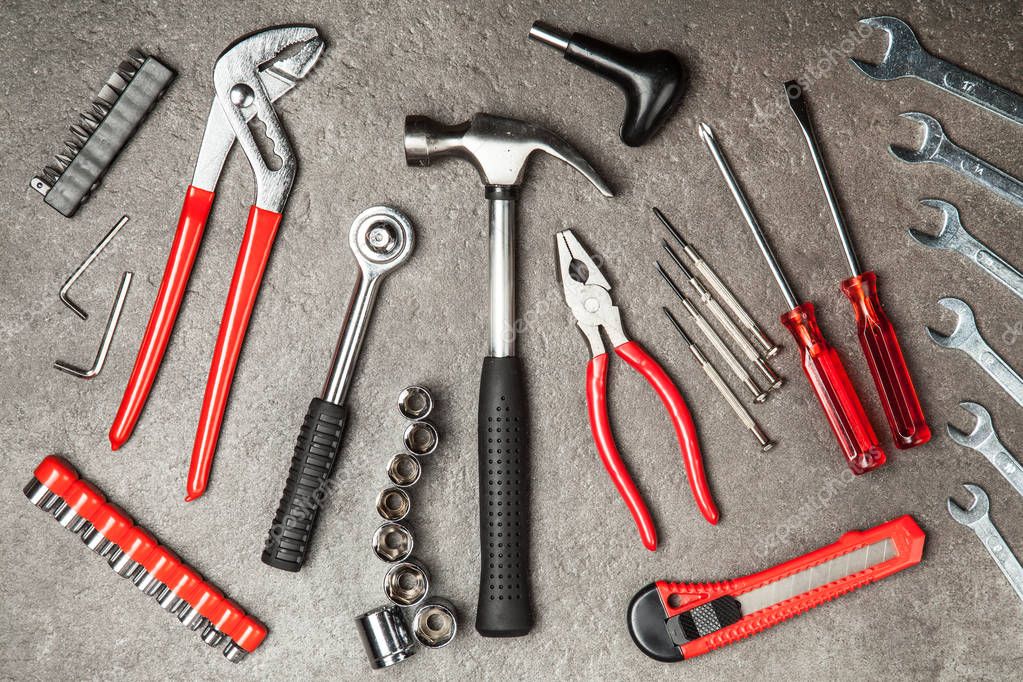 Outils électroportatifs alignés sur l’établi