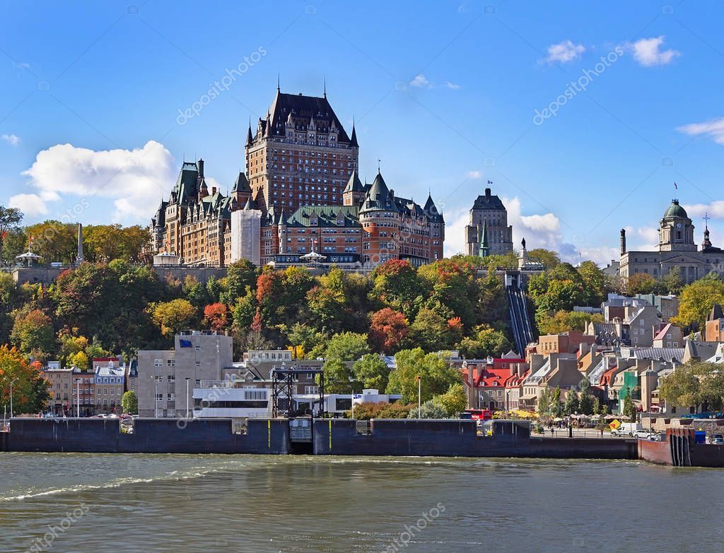 Feuillages d’automne et fleuve au Québec