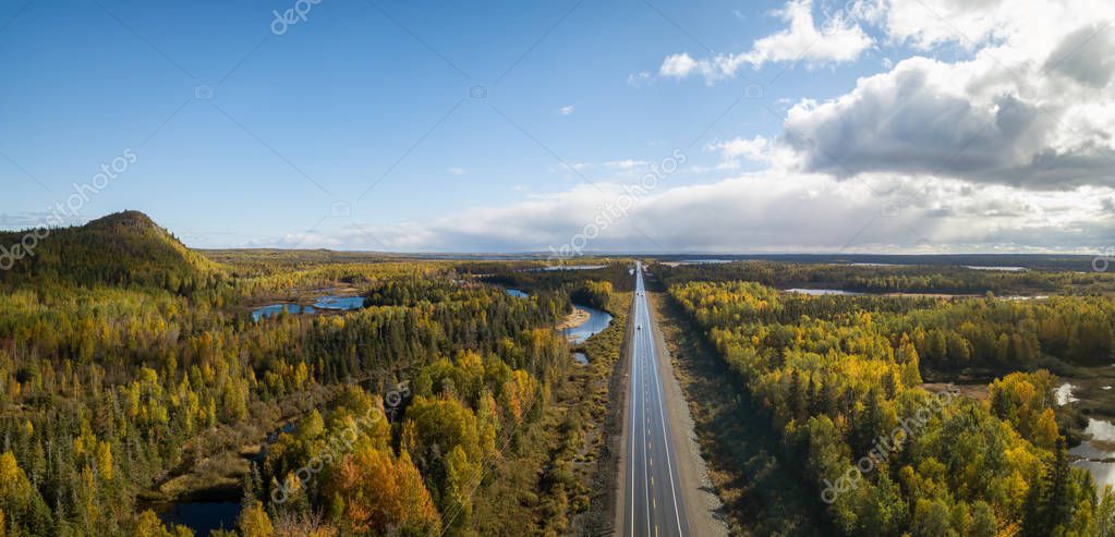 Route au Canada avec lacs bleus