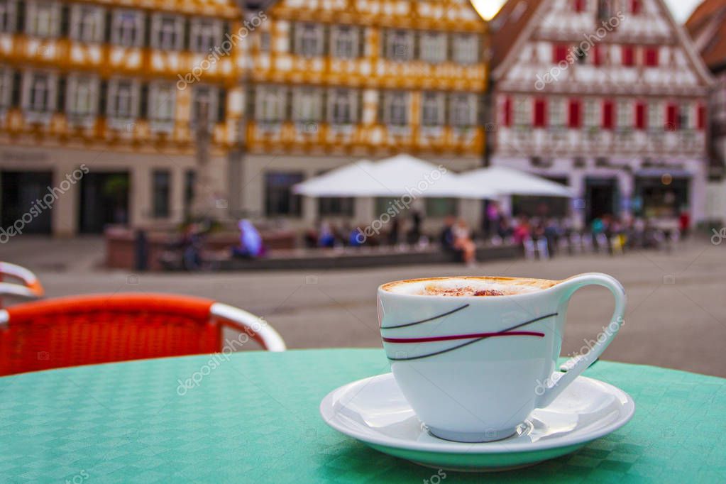 Terrasse de café en France avec ambiance ensoleillée