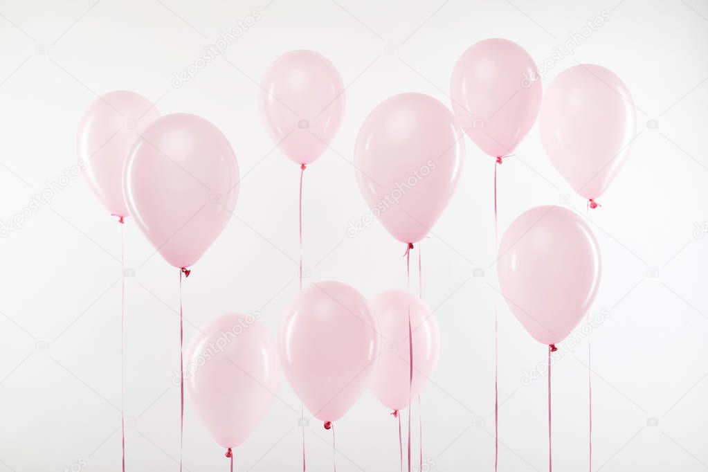 Décoration surprise avec ballons et confettis