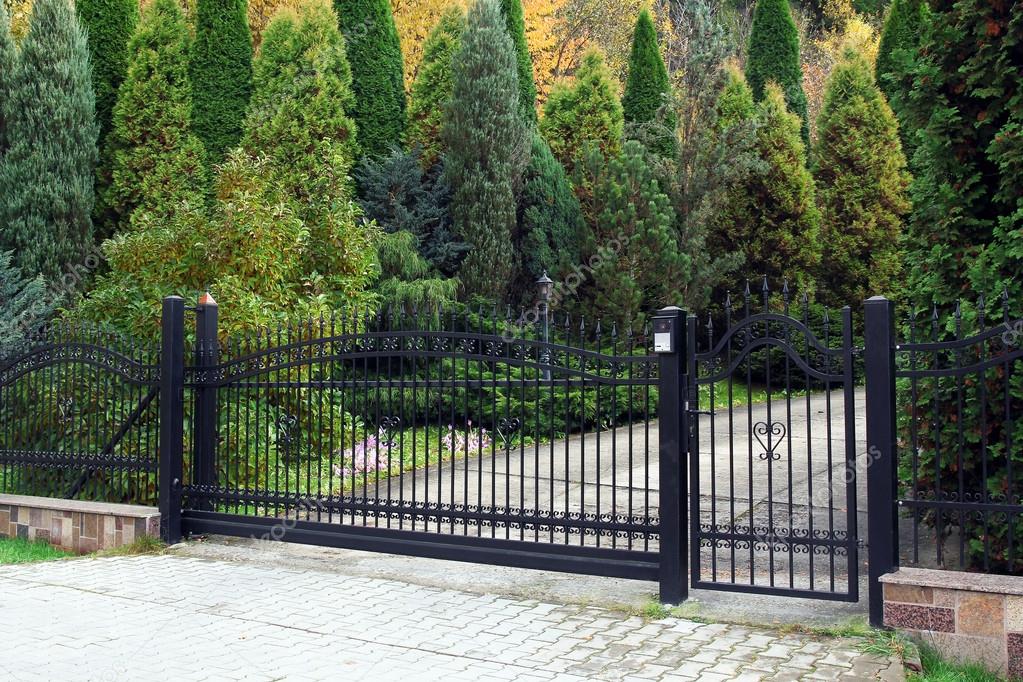 Clôture de jardin moderne avec portillon