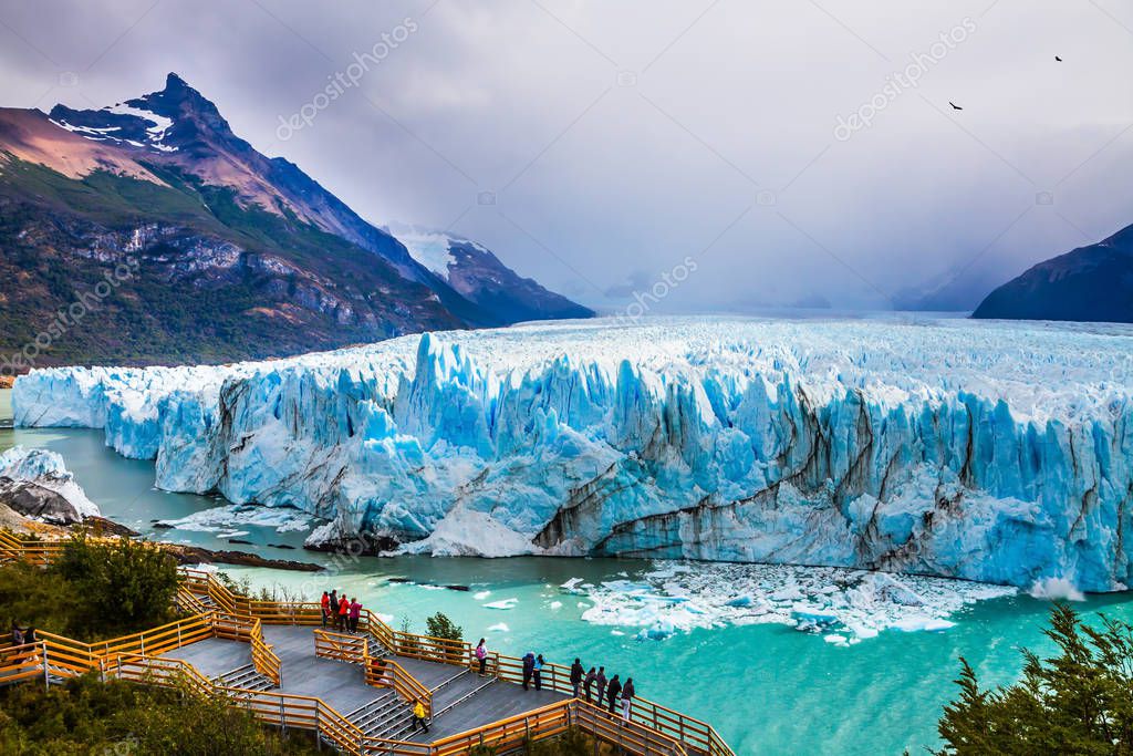 Glacier patagon avec montagnes