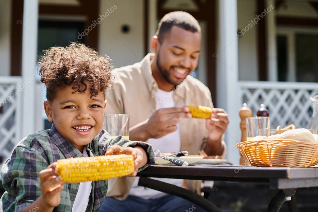 Grande tablée familiale au jardin