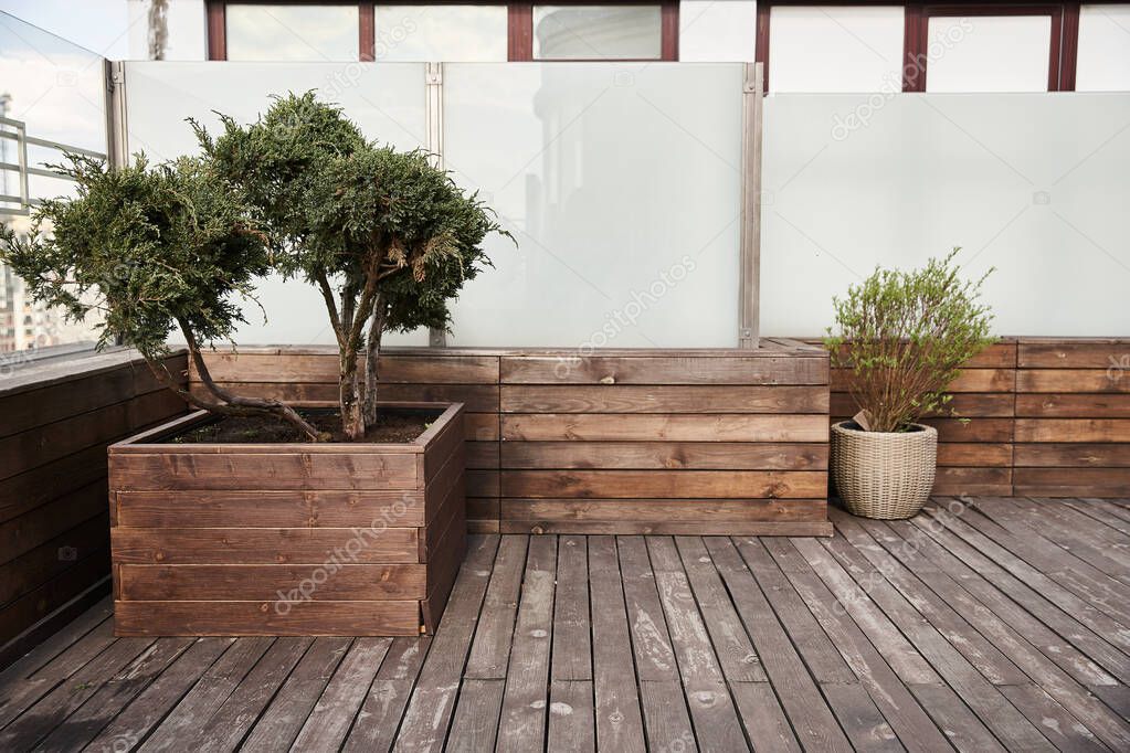 Terrasse en bois clair avec salon de jardin